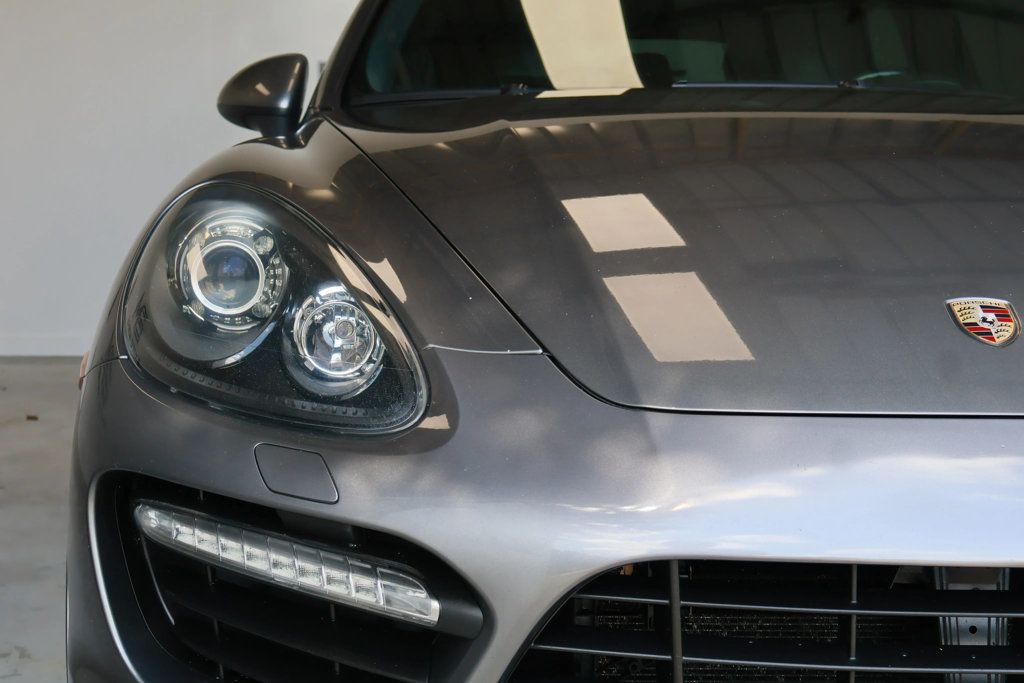 2013 Porsche Cayenne GTS photo 9