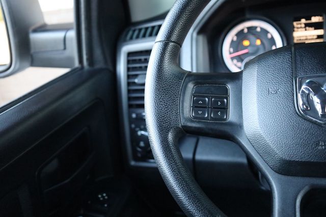 2013 Ram 1500 4WD Crew Cab 140.5" Express - 22936125 - 28
