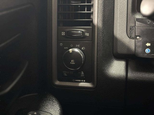 2013 Ram 1500 4WD Quad Cab 140.5" Express - 22976385 - 33