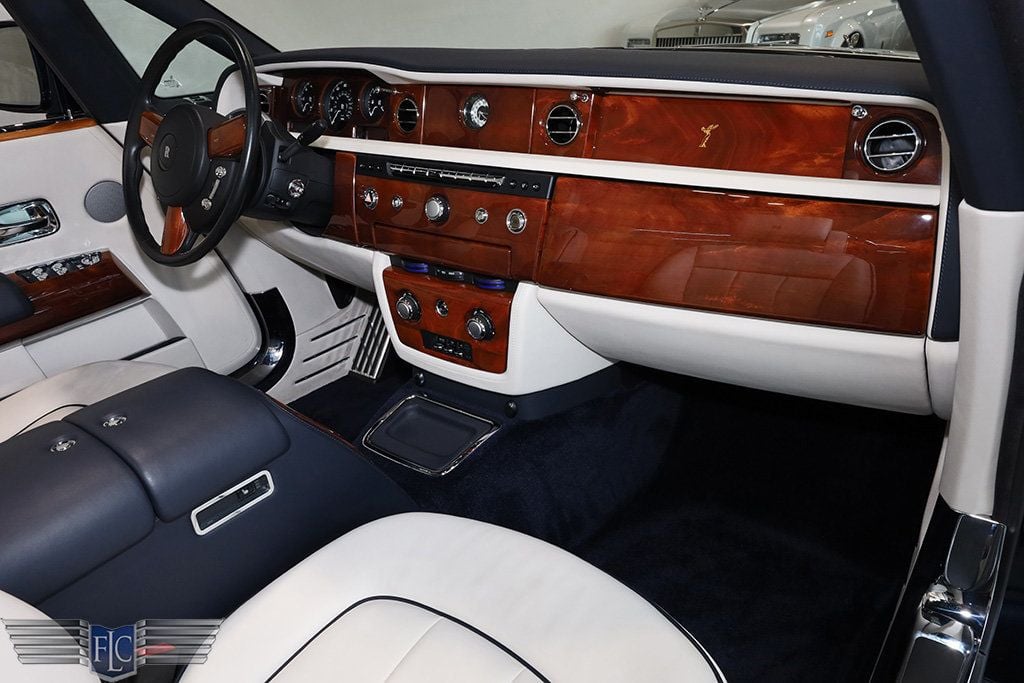 2013 Rolls-Royce Phantom Drophead Coupe - 22930572 - 24