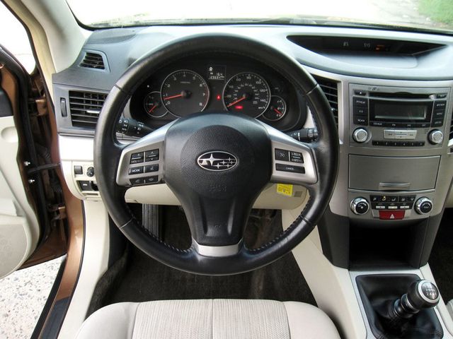 2013 Subaru Outback 4dr Wagon H4 Manual 2.5i Premium PZEV - 23065452 - 17