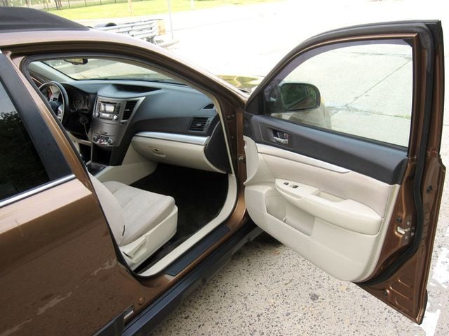 2013 Subaru Outback 4dr Wagon H4 Manual 2.5i Premium PZEV - 23065452 - 19