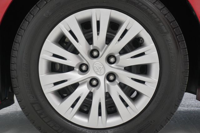 2013 Toyota Camry  - 22983987 - 19