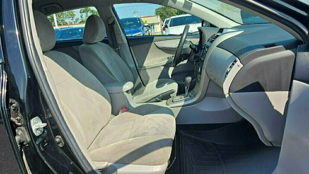 2013 Toyota Corolla LE photo 11