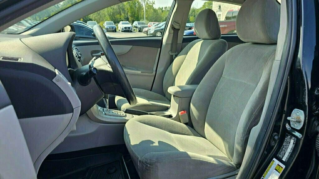 2013 Toyota Corolla LE photo 12
