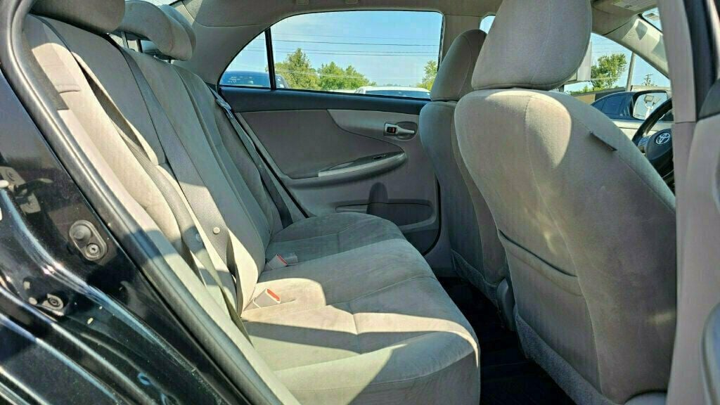 2013 Toyota Corolla LE photo 15