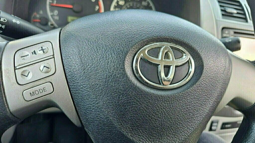 2013 Toyota Corolla LE photo 18