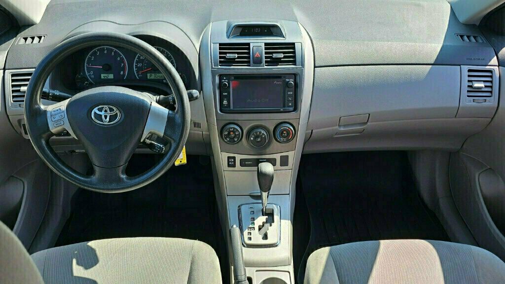 2013 Toyota Corolla LE photo 2
