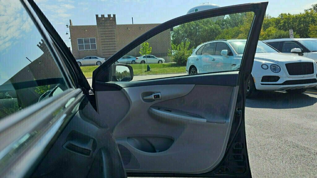 2013 Toyota Corolla LE photo 25