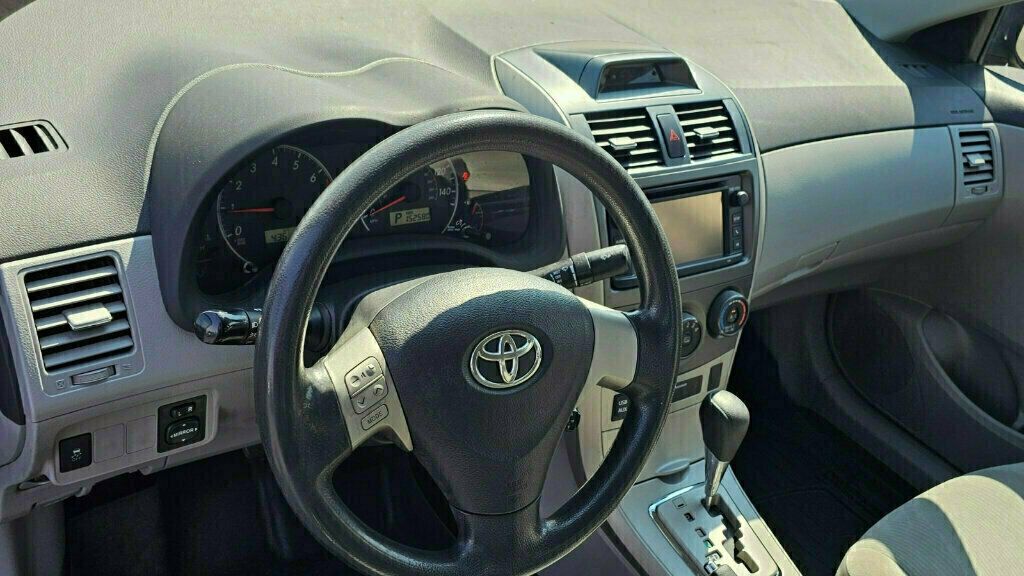 2013 Toyota Corolla LE photo 7