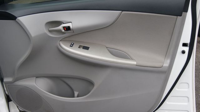 2013 Toyota Corolla JUST SERVICED  , VERY CLEAN INSIDE AND OUT  - 22893634 - 33