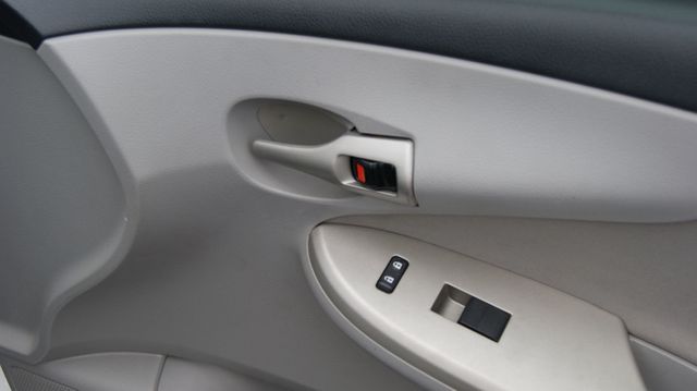 2013 Toyota Corolla JUST SERVICED  , VERY CLEAN INSIDE AND OUT  - 22893634 - 34