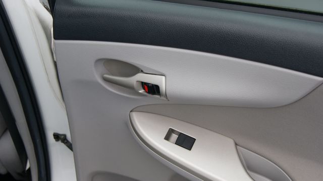 2013 Toyota Corolla JUST SERVICED  , VERY CLEAN INSIDE AND OUT  - 22893634 - 36