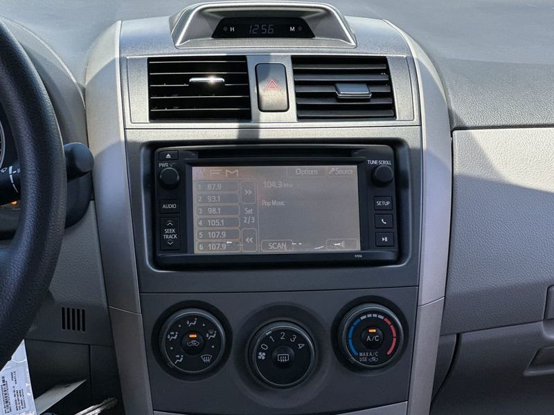 2013 Toyota Corolla LE - 22999937 - 14