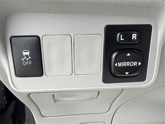 2013 Toyota Corolla LE - 22940744 - 17