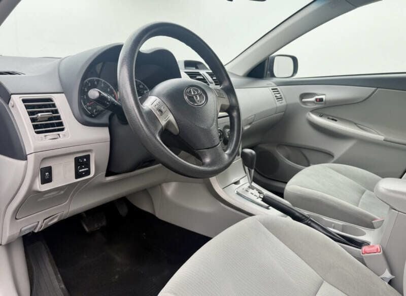 2013 Toyota Corolla LE 4dr Sedan 4A - 22919526 - 9