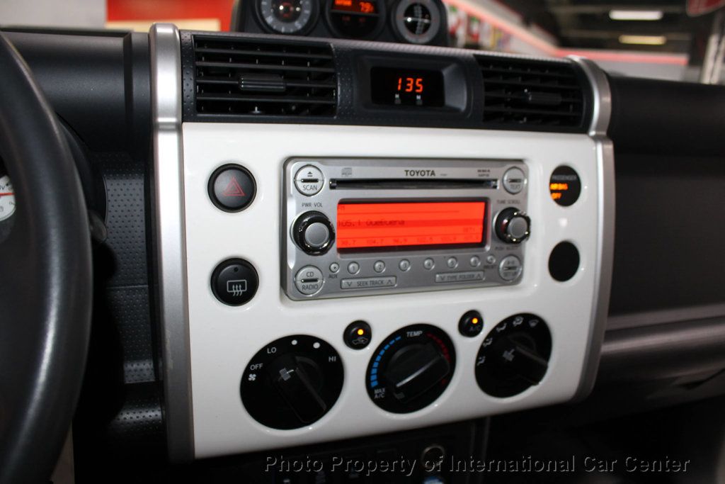 2013 Toyota FJ Cruiser Base photo 19