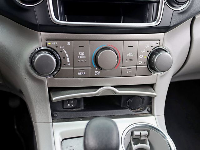 2013 Toyota Highlander 4WD 4dr V6 LE Plus 7 Passenger Tech Package - 22963414 - 16