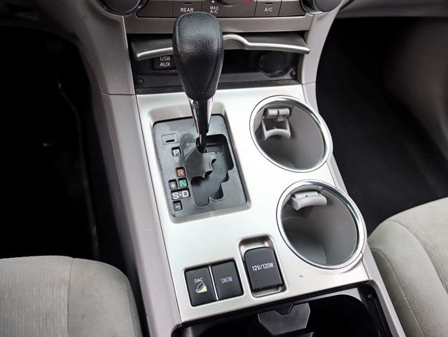 2013 Toyota Highlander 4WD 4dr V6 LE Plus 7 Passenger Tech Package - 22963414 - 17