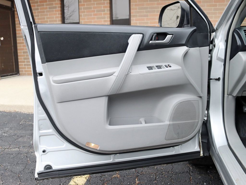 2013 Toyota Highlander 4WD 4dr V6 LE Plus 7 Passenger Tech Package - 22963414 - 23