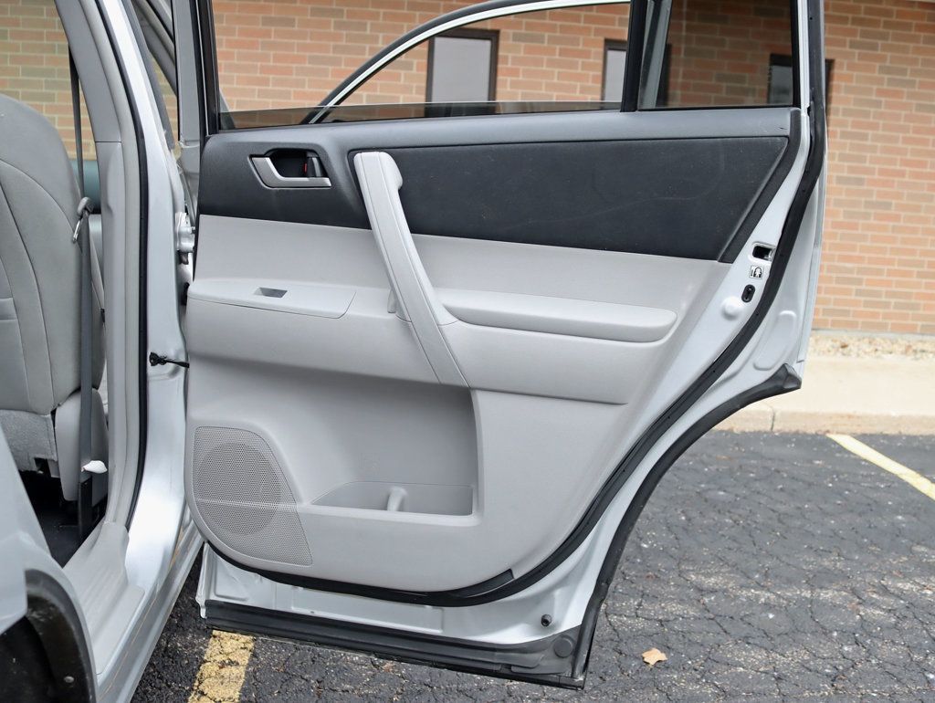 2013 Toyota Highlander 4WD 4dr V6 LE Plus 7 Passenger Tech Package - 22963414 - 26