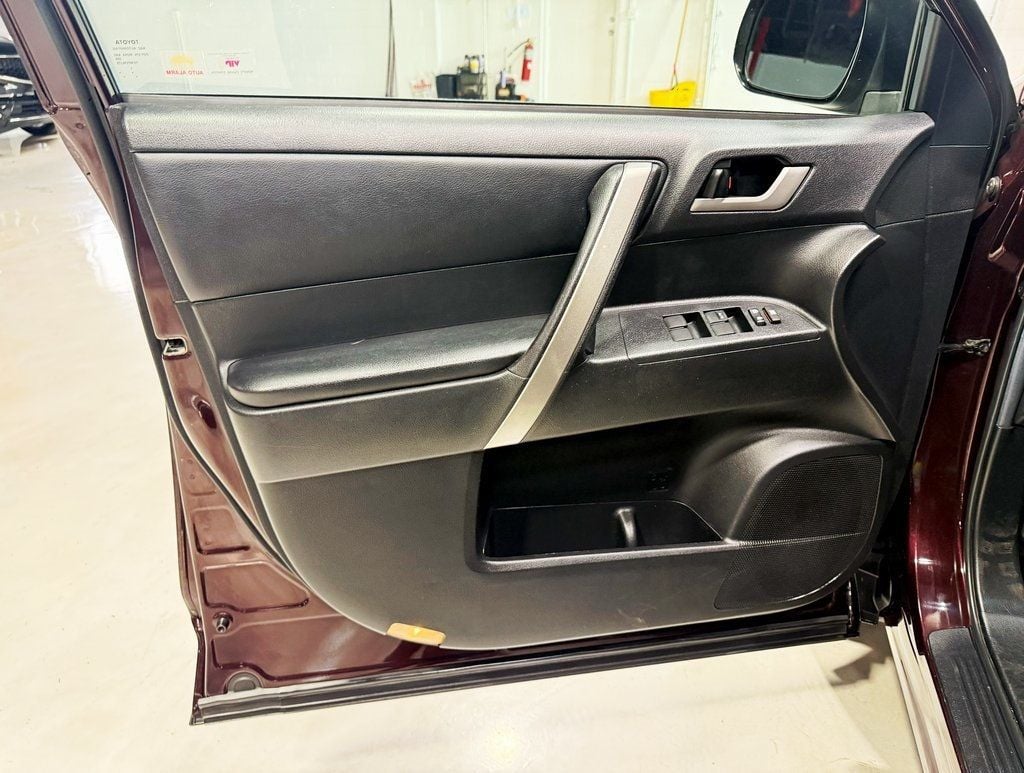 2013 Toyota Highlander 4WD 4dr V6 Plus - 22929715 - 30