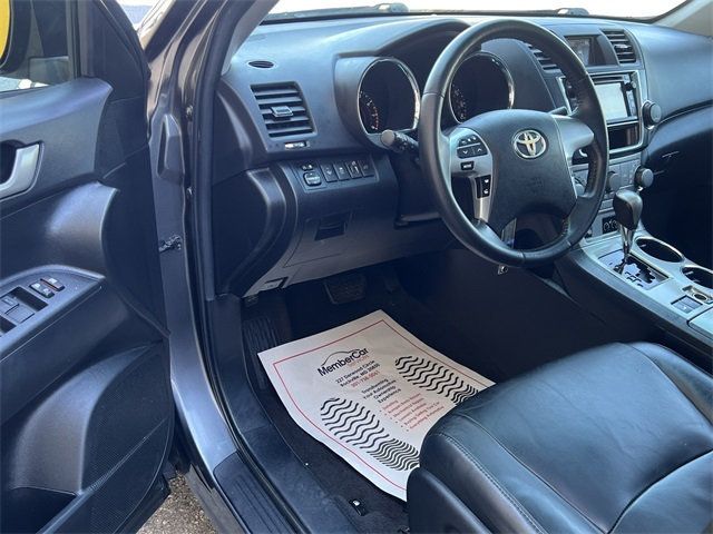 2013 Toyota Highlander SE photo 20