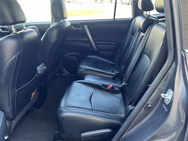 2013 Toyota Highlander SE photo 23