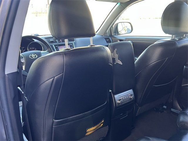 2013 Toyota Highlander SE photo 24