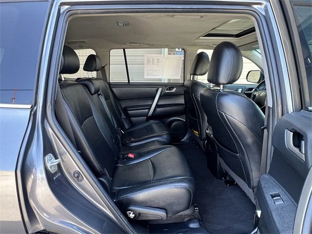 2013 Toyota Highlander SE photo 30