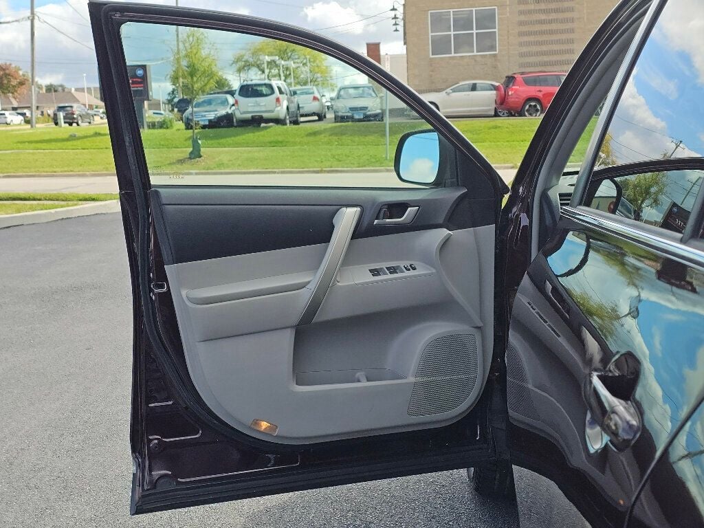 2013 Toyota Highlander Base Hybrid photo 16