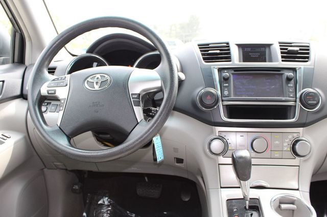 2013 Toyota Highlander FWD 4dr V6 Plus - 23007785 - 11