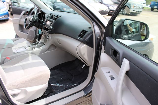 2013 Toyota Highlander FWD 4dr V6 Plus - 23007785 - 22