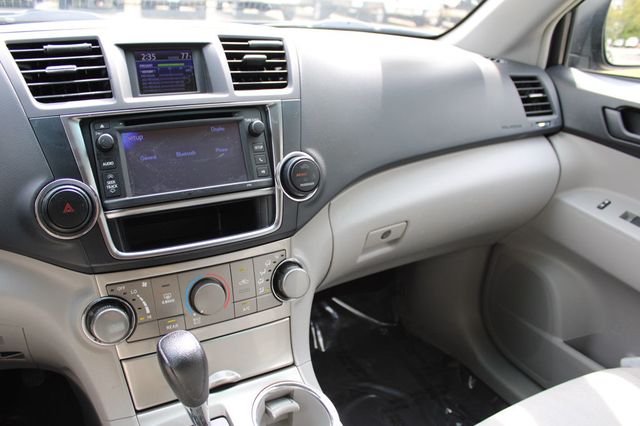 2013 Toyota Highlander FWD 4dr V6 Plus - 23007785 - 32