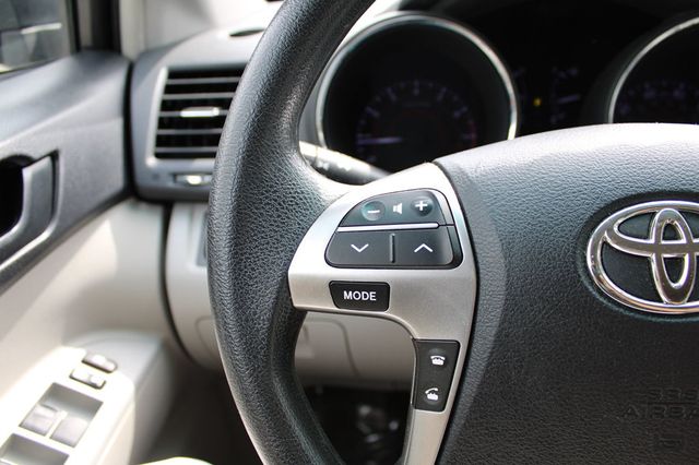 2013 Toyota Highlander FWD 4dr V6 Plus - 23007785 - 33