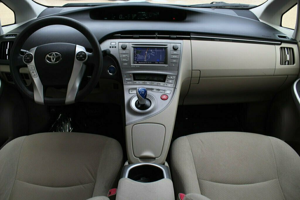 2013 Toyota Prius Three photo 9