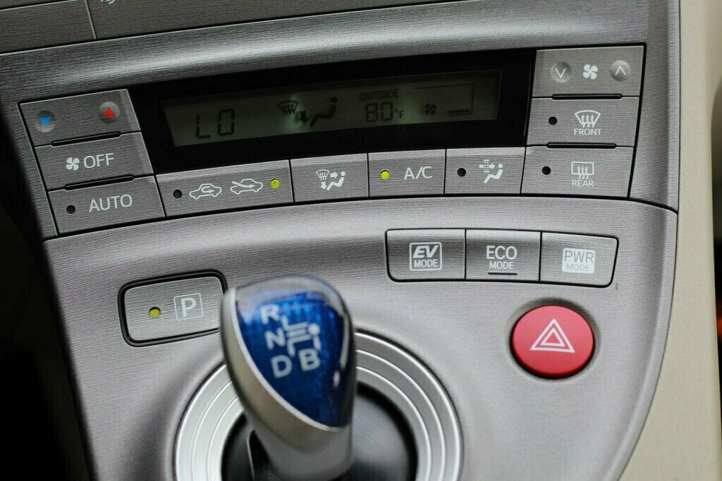 2013 Toyota Prius Three photo 13