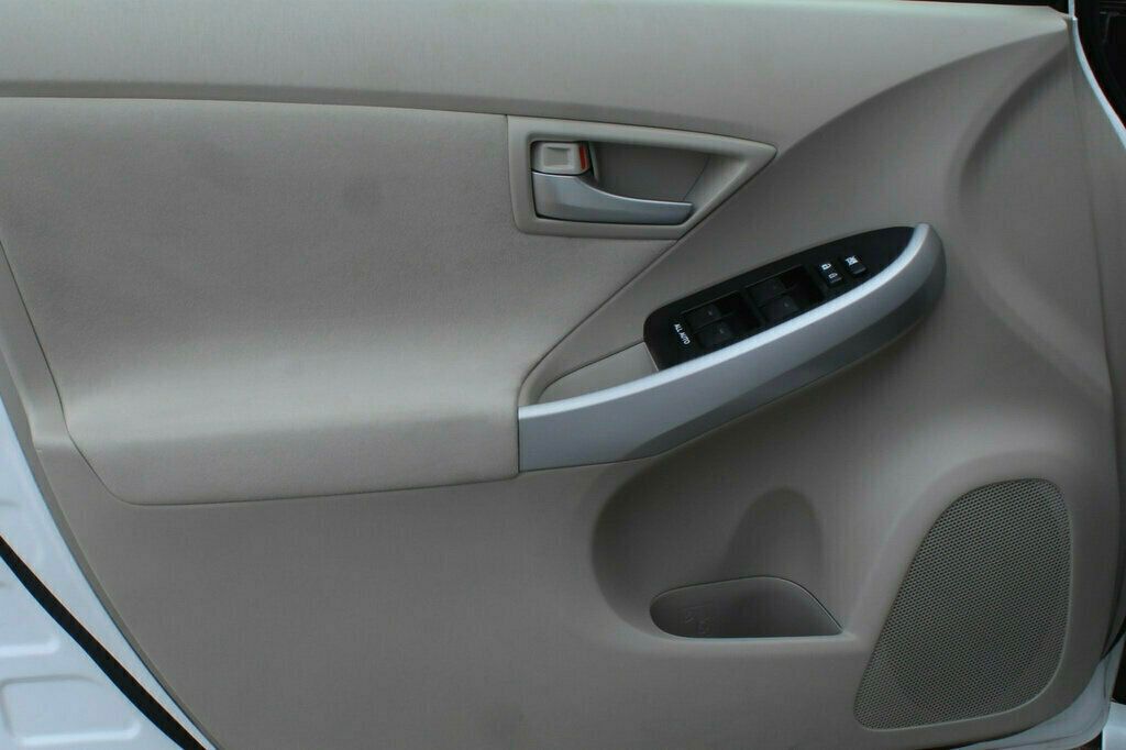 2013 Toyota Prius Three photo 17