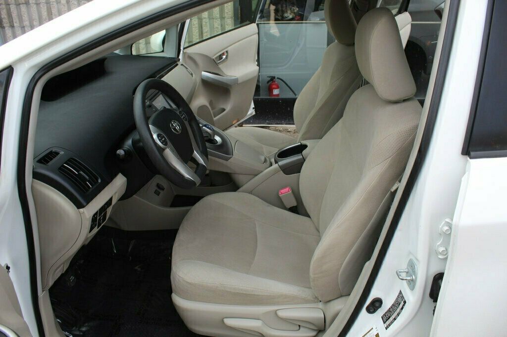 2013 Toyota Prius Three photo 20
