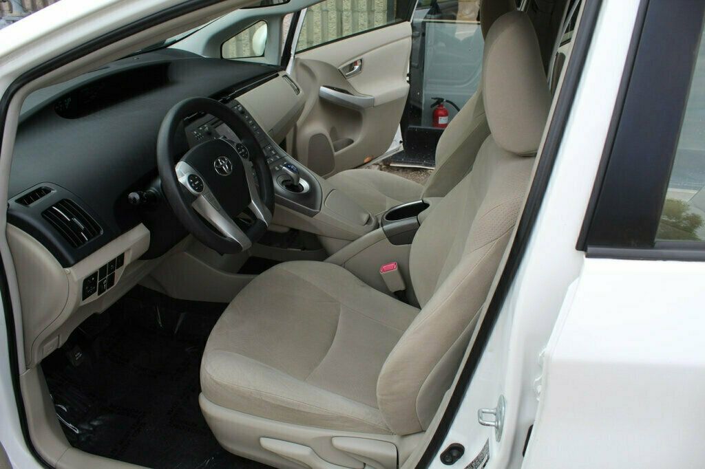 2013 Toyota Prius Three photo 21