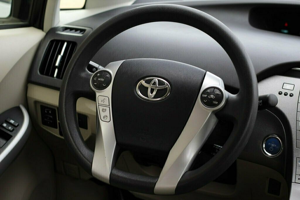 2013 Toyota Prius Three photo 25