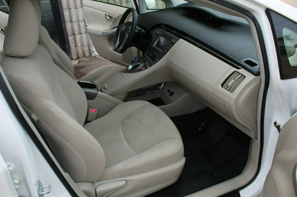 2013 Toyota Prius Three photo 6