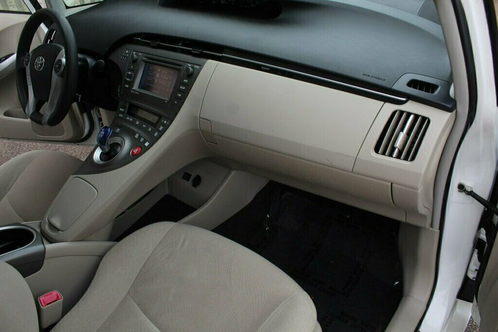 2013 Toyota Prius Three photo 7