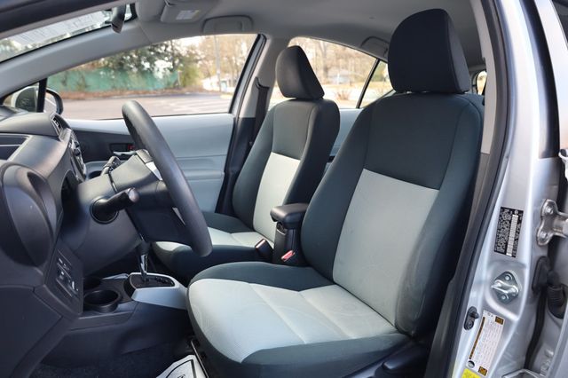 2013 Toyota Prius c  - 22969339 - 14