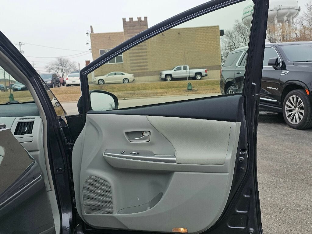 2013 Toyota Prius v 5dr Wagon Three - 22981028 - 19