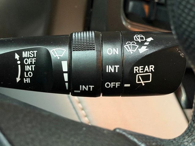 2013 Toyota RAV4 AWD 4dr XLE - 22979608 - 34