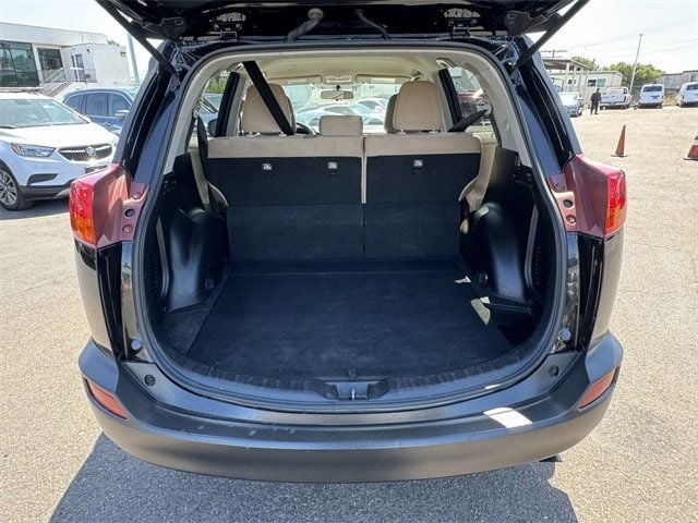 2013 Toyota RAV4 LE - 22437712 - 18