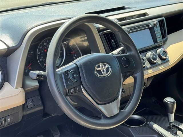 2013 Toyota RAV4 LE - 22437712 - 19