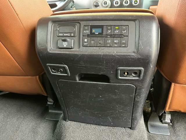 2013 Toyota Sequoia Platinum 4x4 with 3rd row seating - 23007483 - 44