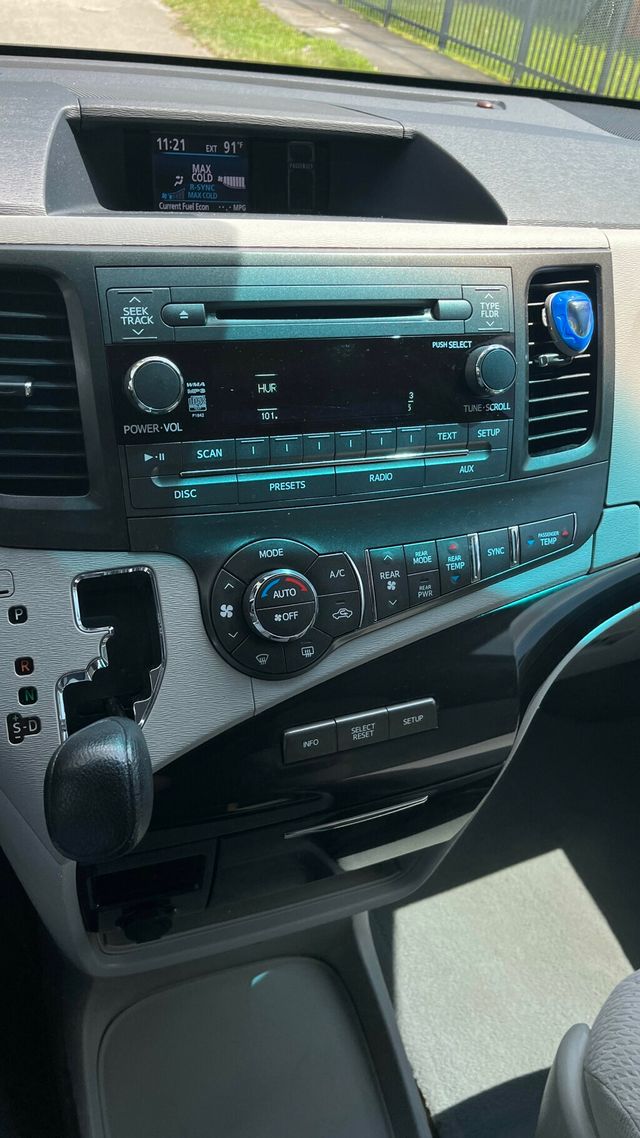 2013 Toyota Sienna  - 22847847 - 11